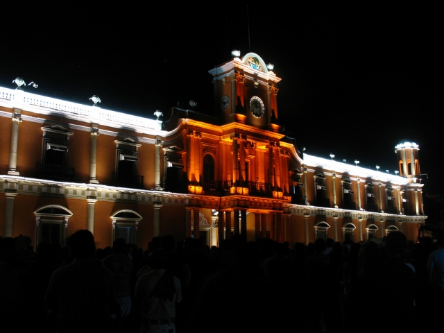 Palacio del gobierno iluminado