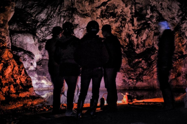 esperando en la cuevas