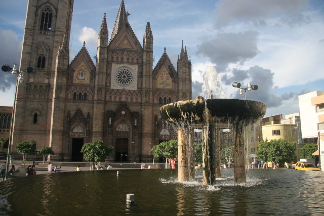 Fuente y catedral