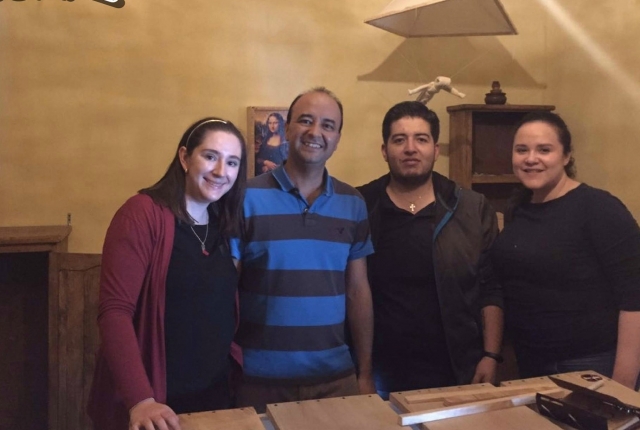 en la sala de leonardo