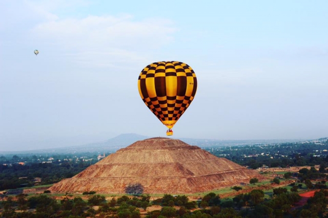 Globo sobre piramide
