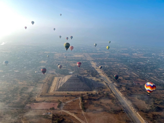 globos volando sobre piramide
