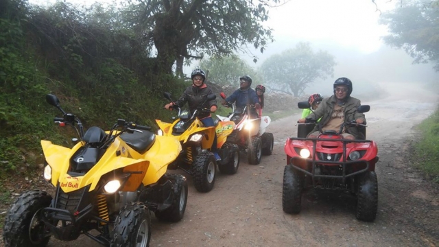 moto con niebla.