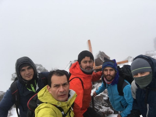 Grupo unido en la cima