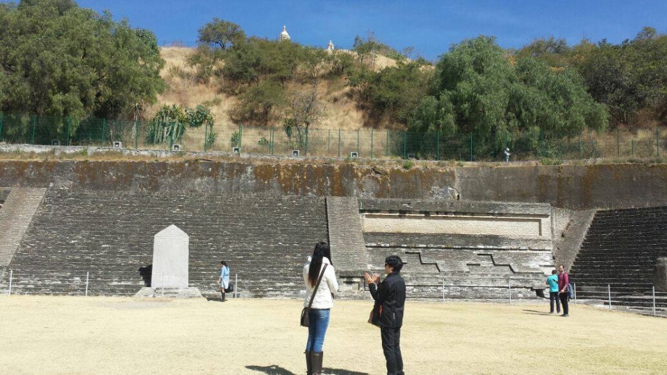 Visitando los basamentos piramidales