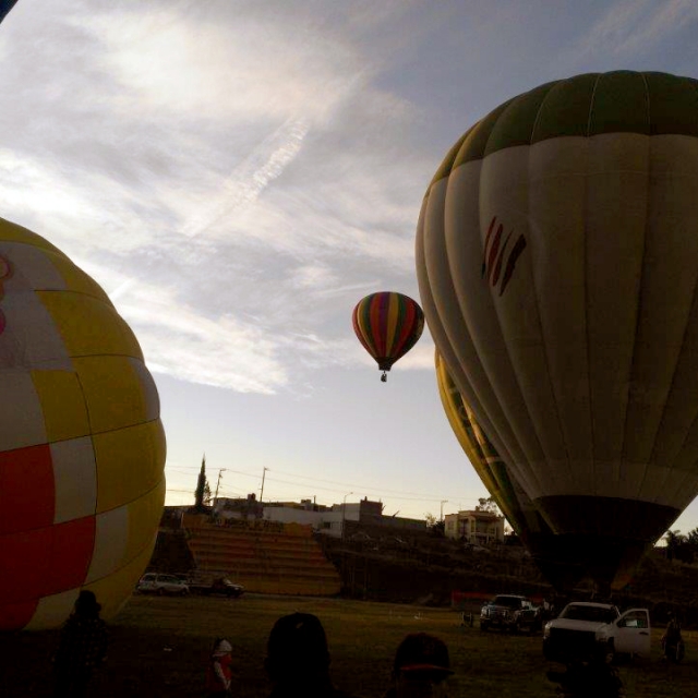 vuela en el cielo