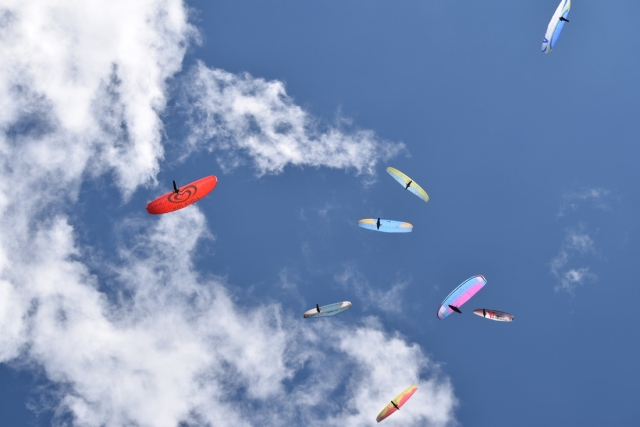 Varios parapenterererereres en vuelo