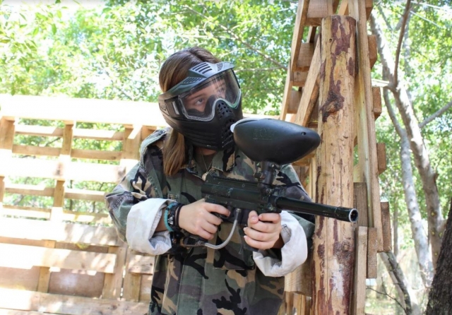 Equipada con marcadora de paintball