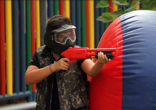 Jugando paintball infantil