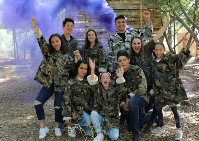 Grupo en el campo de paintball