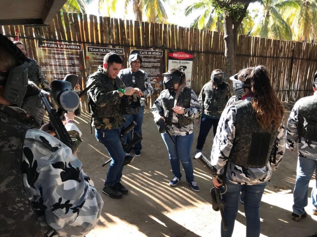 Colocandose la mascara de paintball