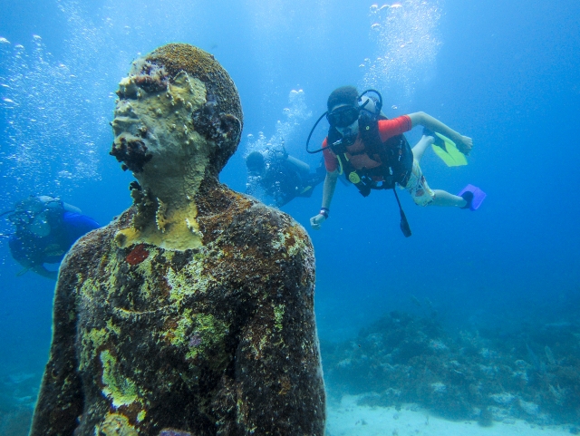 Asombrosas estatuas bajo el mar