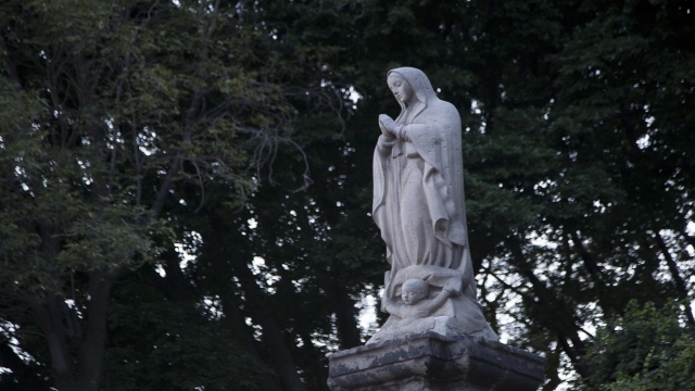 Escucltura de la virgen