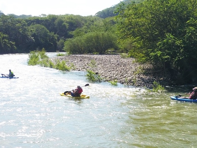 Visita guiada en kayak y tirolesas en Veranos con comida 7h