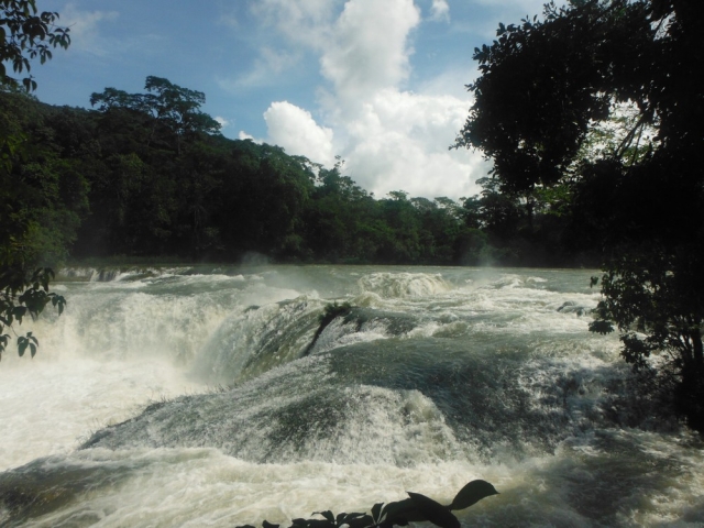 Cascadas con abundante agua