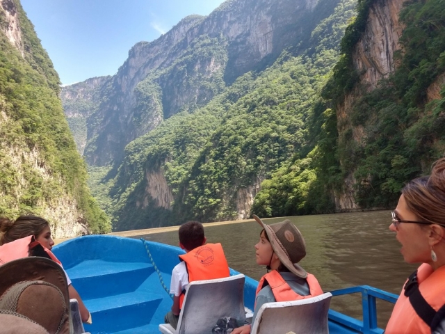Paseo en lancha entre barrancos