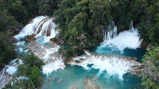 Vista del lago agua azul