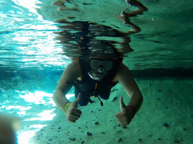 Nada en el cenote