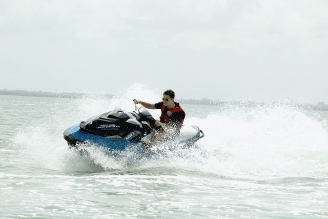 Surcando olas con la moto de agua
