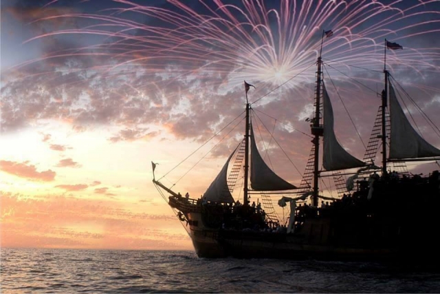 Paseo en barco pirata al atardecer