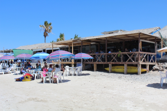 Comida en la orilla de la playa