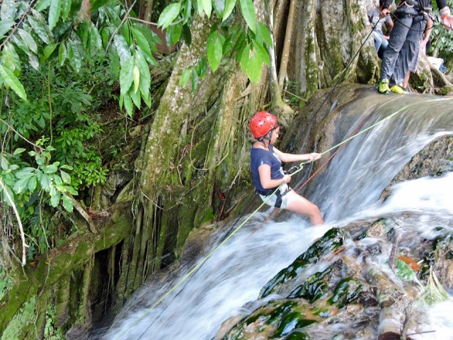 Diviertete en la cascada