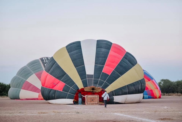Preparando los globos para volar