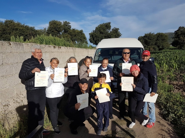 Posando en grupo con los certificados de vuelo