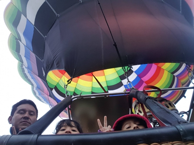 Niños saludando desde el globo 