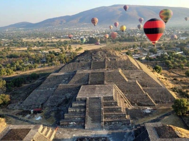 globos sobre piramides