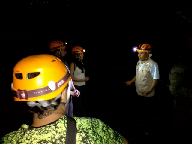 Atendiendo a las explicacionererererereres en el tunel
