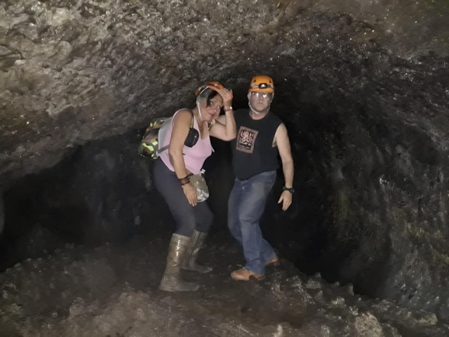 Agachados en la cuevas