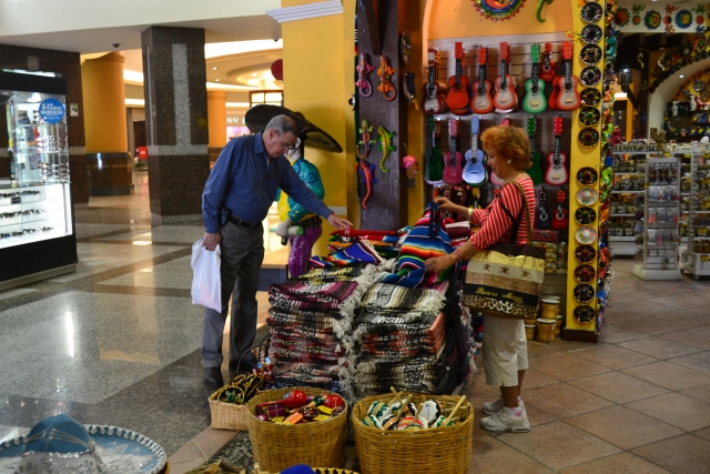Recorreran las coloridas tiendas de San Jose