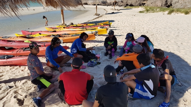 En la playa antereres de hacer kayak