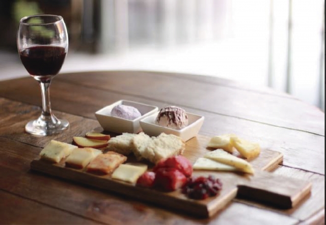 Tabla de quesos con vino