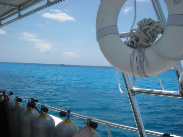 Bote con tanques