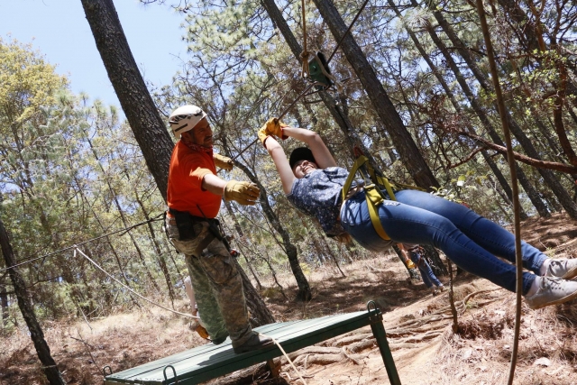 Sujeto a la tirolesa