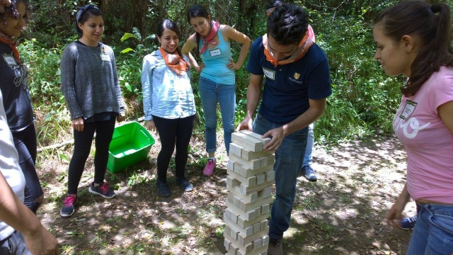 Reto jenga entre compañeros