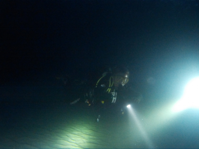 Buceo con linternas y neopreno