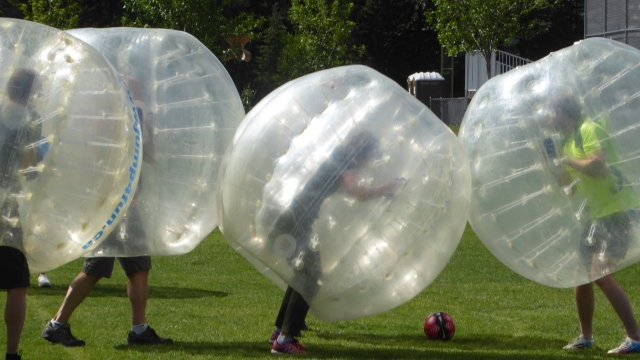 Juega con amigos a zorbing