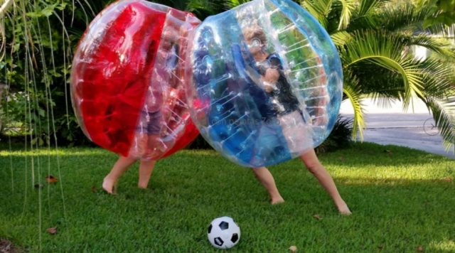 Juega fútbol zorbing