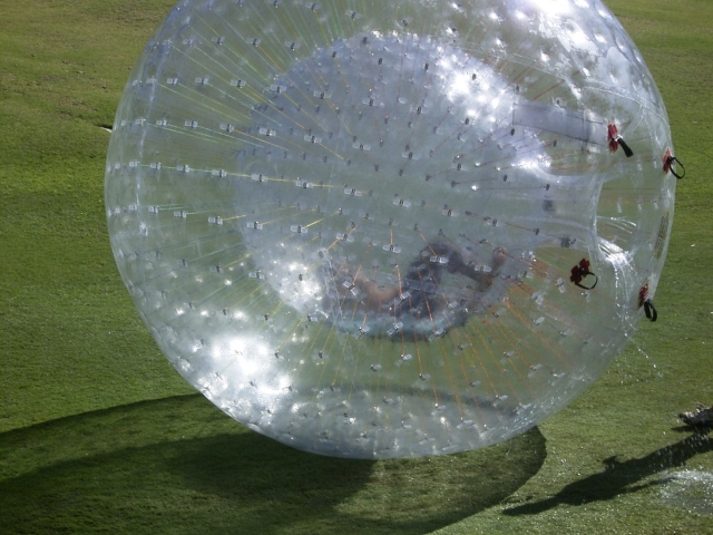 Botando en el zorbing gigante