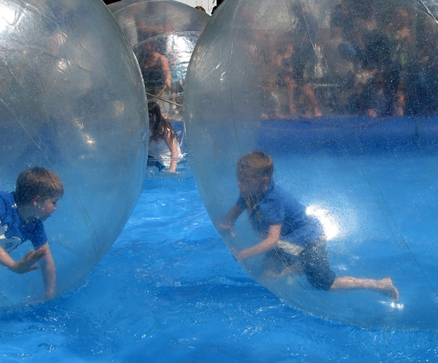 Diviértete en la piscina con el zorbing de agua
