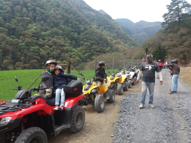 Diviértete con amigos en las quads