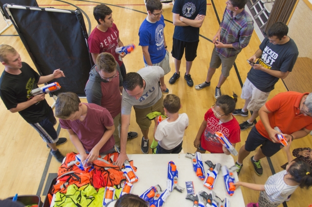 Niños en el cumpte especial de Nerf