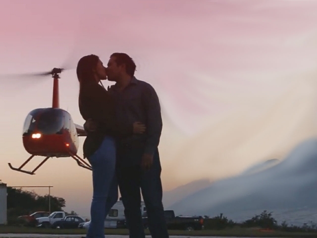 Pareja volando en helicóptero