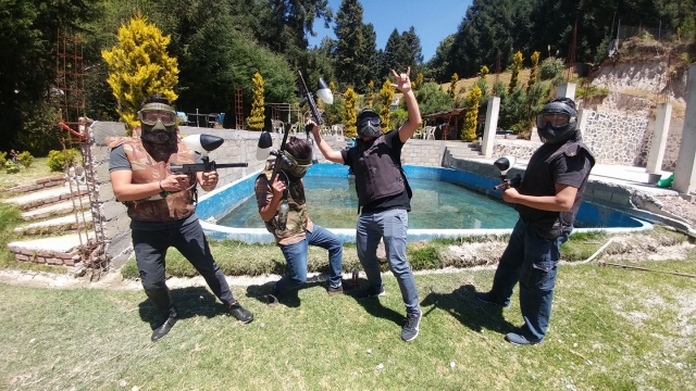 Amigos en partida de paintball