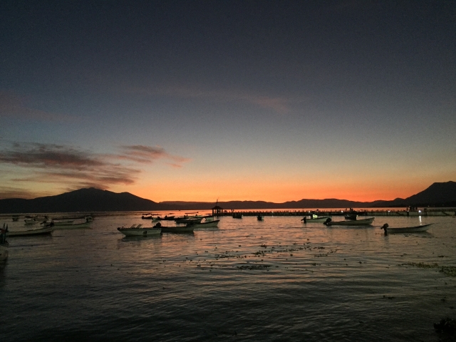 Observas el atardecer desde un bote