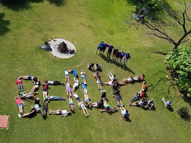 Nuestros chicos del campamento en el cesped