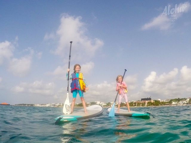 Niñas aprendiendo Stand Up Paddle
